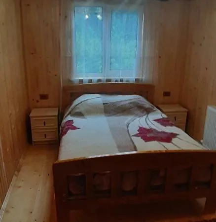 בית כפרי під горою *